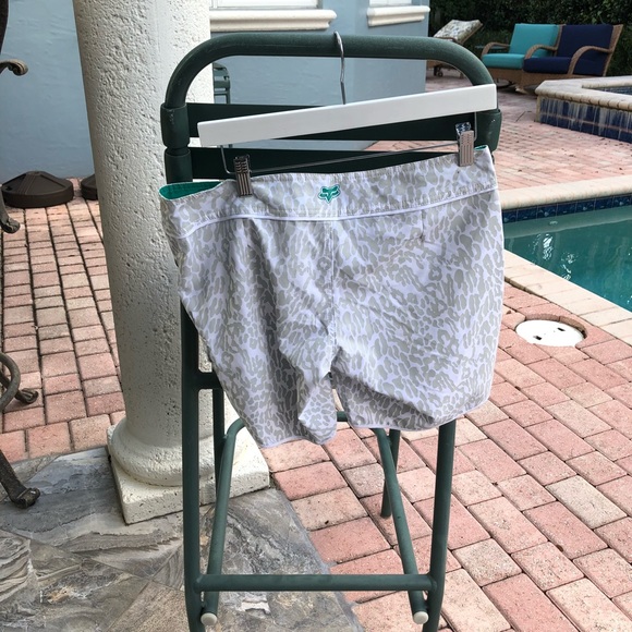 Gray & White printed ☀️ shorts. Sz 5 - Picture 3 of 3